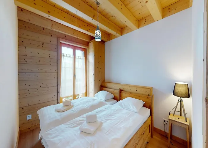 Ski-in Ski-out Prarion Slopes Apartment *