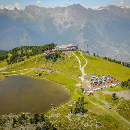 Ski-in Ski-out Prarion Slopes 아파트 *