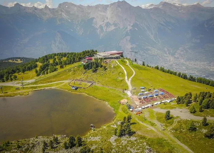 Ski-in Ski-out Prarion Slopes 아파트 *